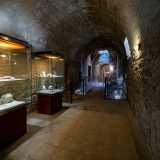 Ma � arrivato ora il momento di andare a visitare le zone del Castello �inedite�, non aperte al pubblico. La prima � la Galleria di levante...